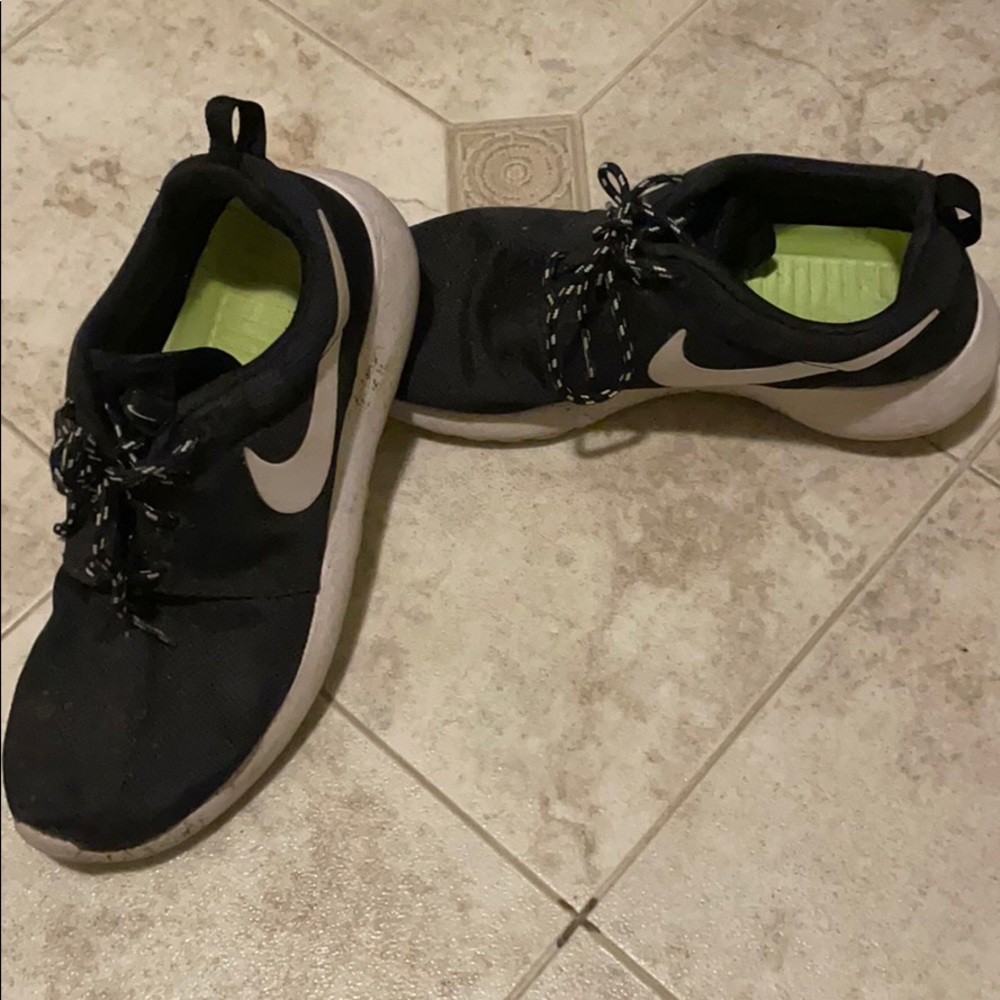 Nike Black/White Roshes